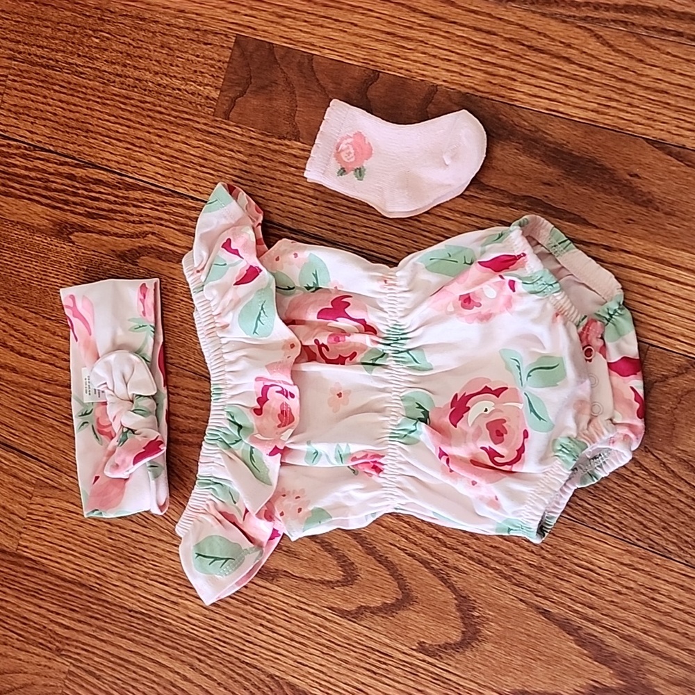 New 3 piece gerber baby girl outfit.